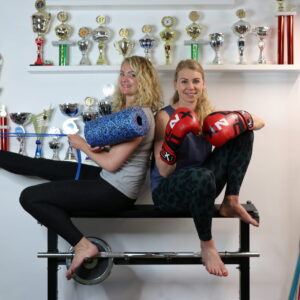 Natalie Zimmermann und Nasrin Schneider zeigen eine Faszienübung im Faszientraining PRO Onlinekurs