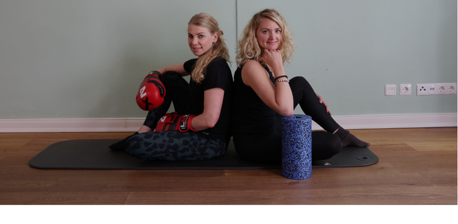 Bild zeigt Natalie Zimmermann und Nasrin Schneider Rücken an Rücken